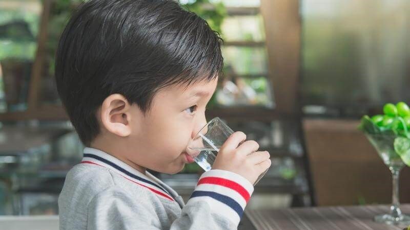 Mất nước có thể xảy ra do bốc hơi qua da khi sốt và do trẻ nôn ói nhiều