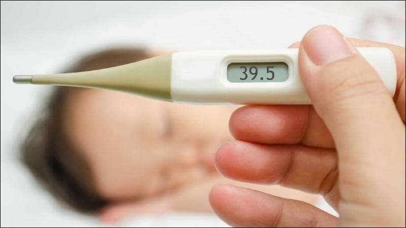 Sốt cao trên hai ngày liên tục là dấu hiệu cần phải đưa trẻ đến ngay cơ sở y tế