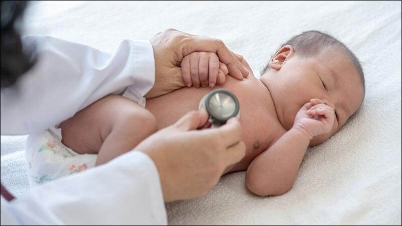 Khi phát hiện trẻ mắc tay chân miệng thì phụ huynh cần đưa trẻ đến bệnh viện ngay