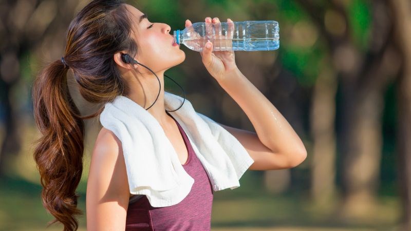 Nước uống có vai trò nuôi dưỡng làn da từ bên trong cơ thể