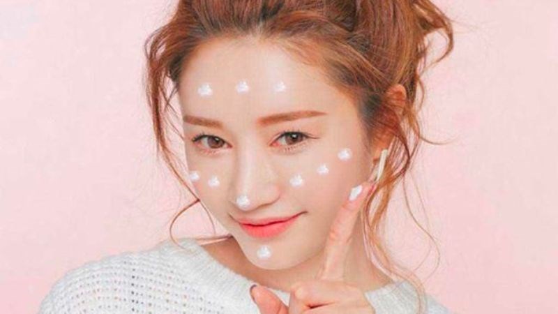 Sử dụng kem chống nắng là một biện pháp để đề phòng tác động của tia cực tím từ mặt trời