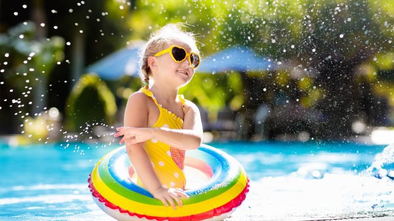 Bơi ngoài trời rất có lợi nhưng cần bảo vệ da kỹ càng