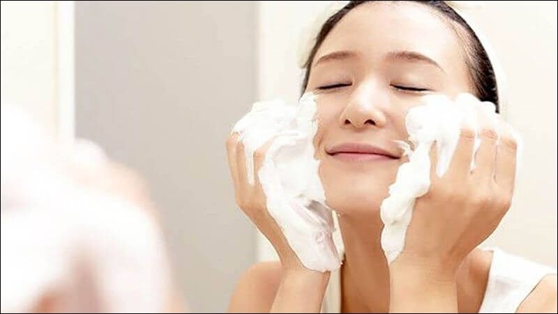 Rửa mặt đúng cách chính là giải pháp tối ưu nhất giúp kiểm soát mụn