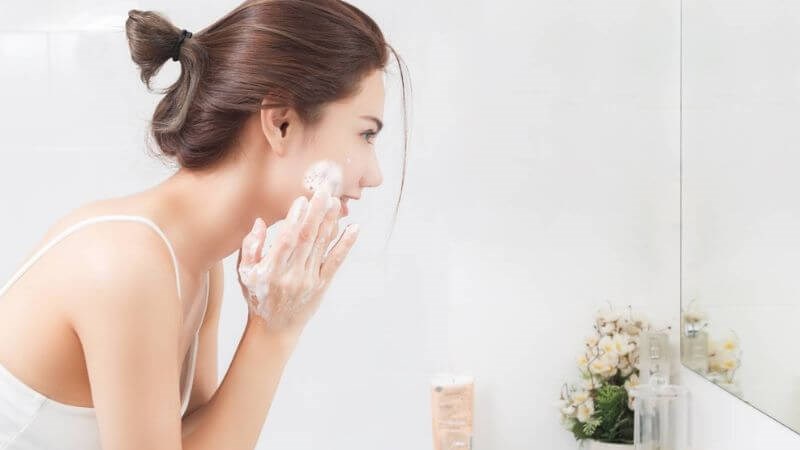 Rửa mặt đúng cách là bước quan trọng trong quá trình chăm sóc da bị mụn