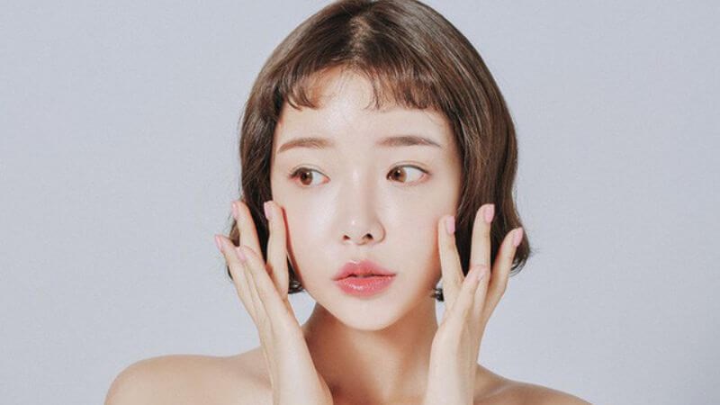 Hạn chế chạm tay vào mặt để bảo vệ da khỏi vi khuẩn