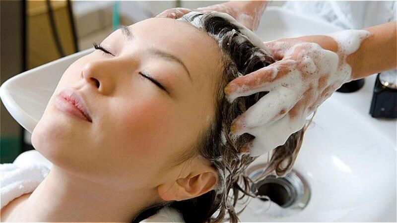 Những người tóc dầu nên gội đầu thường xuyên