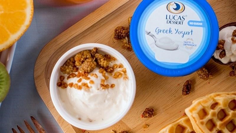 Bạn nên chọn mua sữa chua Hy Lạp có nguồn gốc rõ ràng, còn tem và hạn sử dụng