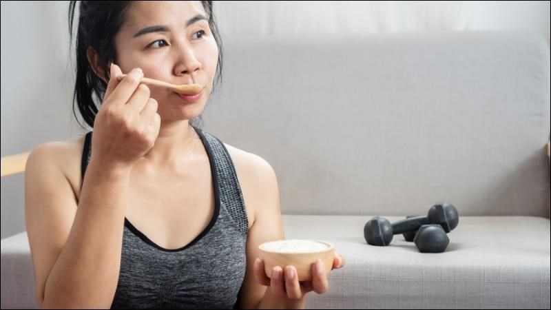 Ăn sữa chua Hy Lạp sau khi tập thể dục giúp bổ sung năng lượng và giảm cảm giác đói
