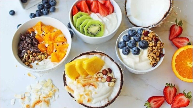 Bạn có thể thưởng thức sữa chua Hy Lạp với trái cây
