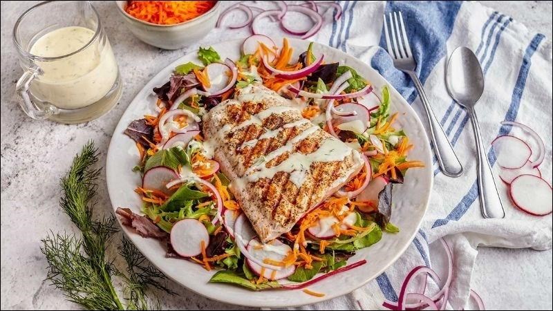 Bạn có thể kết hợp sữa chua Hy Lạp với salad để hỗ trợ giảm cân