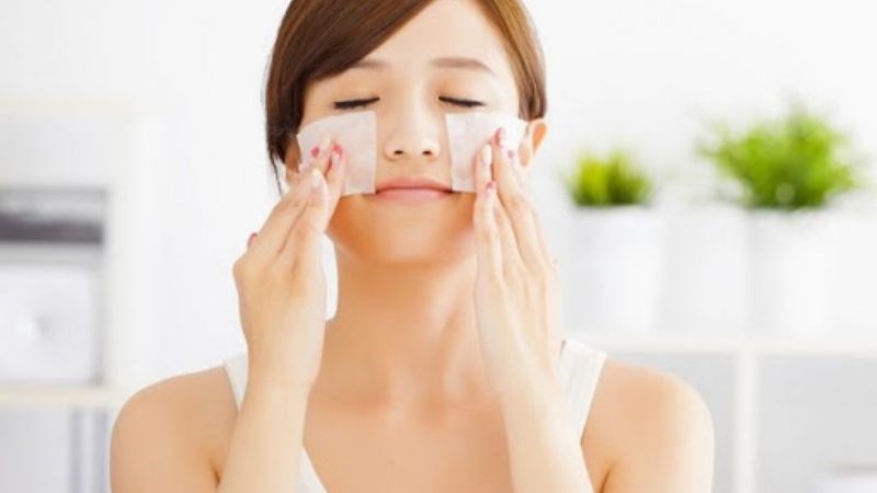 Bông tẩy trang để dùng toner nên có độ dày vừa phải và khả năng thấm hút tốt