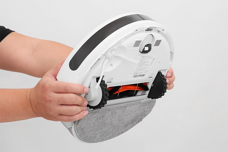 Người dùng cần tắt nguồn robot hút bụi lau nhà Xiaomi Vacuum E10 trước khi thay pin