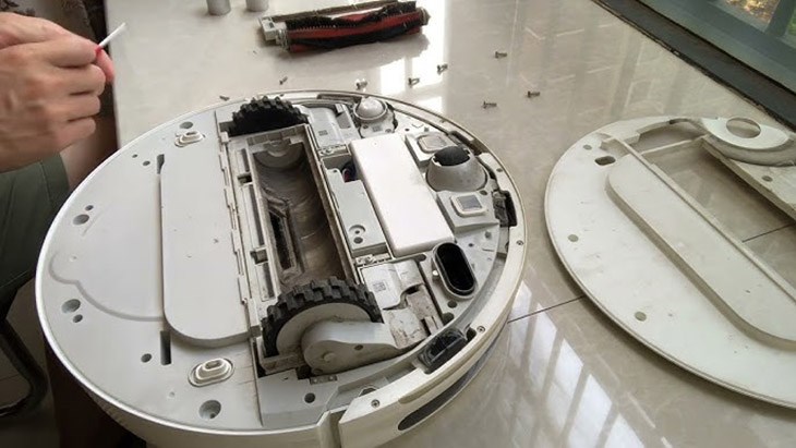 Dùng tua vít phù hợp để tháo toàn bộ ốc vít ở phần bánh xe và chổi xoay