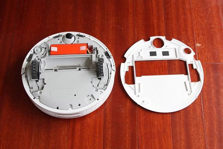 Việc sử dụng băng keo lấy pin ra ngoài sẽ đảm bảo không ảnh hưởng đến các linh kiện bên trong robot Xiaomi