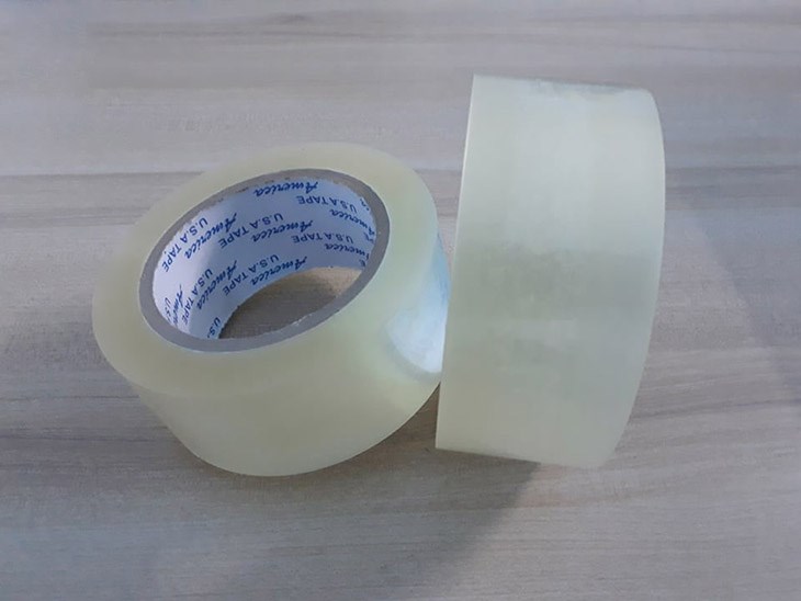 Người dùng cần chuẩn bị băng keo để lấy pin cũ ra dễ dàng