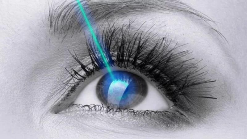 Vitamin E hỗ trợ phục hồi thị lực ở người phẫu thuật mắt bằng laser