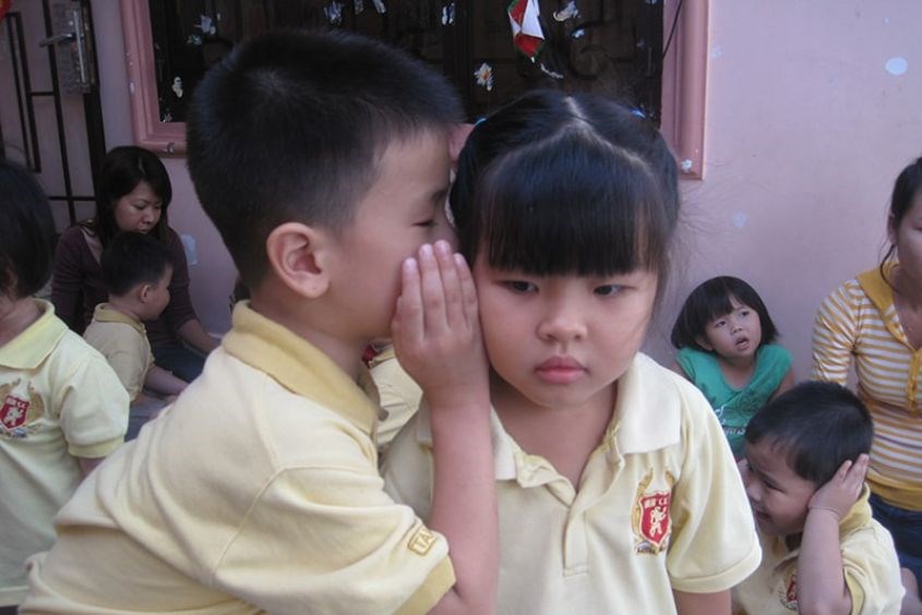 Các trò chơi tập thể cho trẻ mầm non ngoài trời