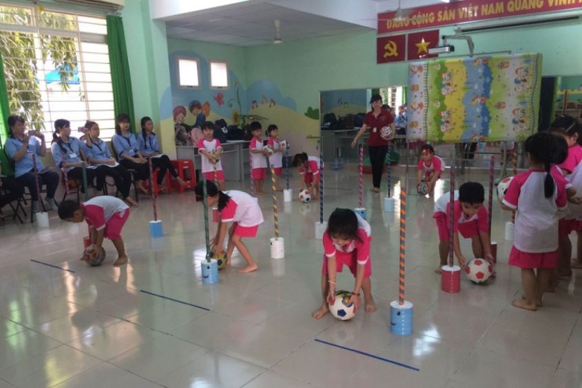 Các trò chơi tập thể cho trẻ mầm non giúp rèn sự khéo léo