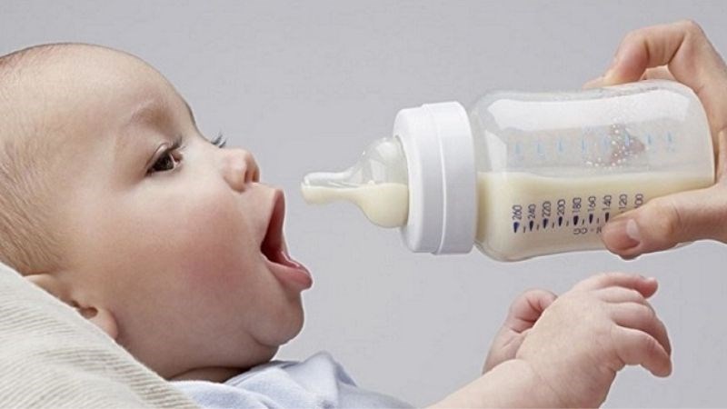 Cho bé bú bình sớm có thể ảnh hưởng đến việc hình thành và duy trì sữa mẹ