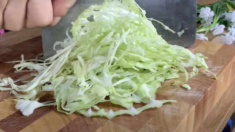 Các mẹ không nên ăn quá nhiều bắp cải sau khi sinh để đảm bảo lượng sữa
