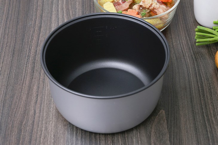 Lòng nồi cơm điện Pensonic 1.5 lít PSR 1501 được làm bằng hợp kim nhôm phủ men chống dính bền bỉ và dễ dàng vệ sinh
