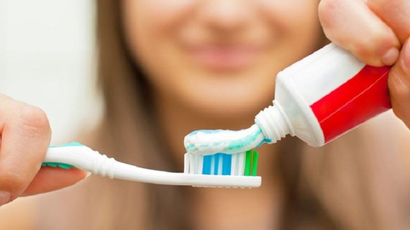 Chọn kem đánh răng chứa thành phần ngăn chặn các tín hiệu đau truyền từ dây thần kinh ở răng