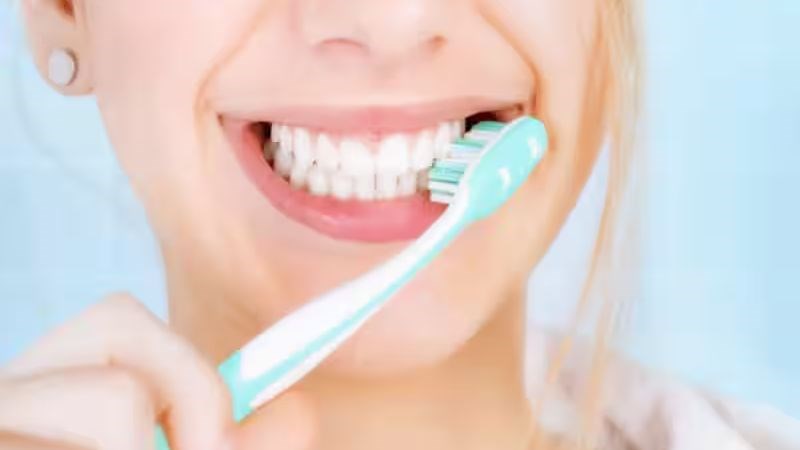 Đánh răng hàng ngày, sử dụng chỉ nha khoa để làm sạch không gian giữa răng