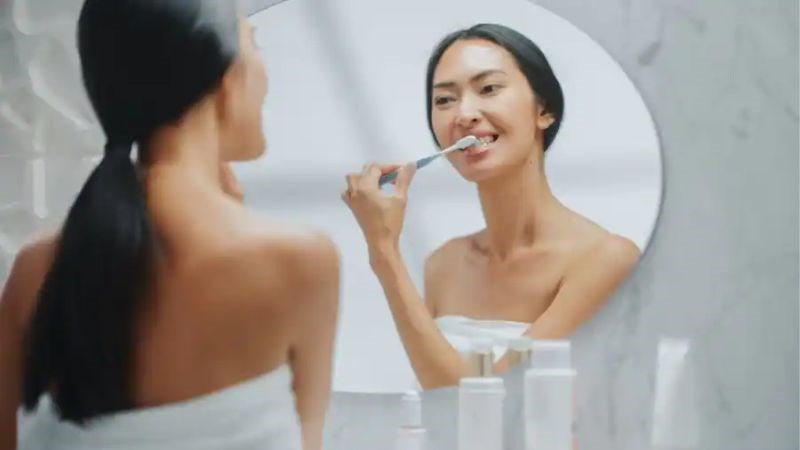 Sử dụng kem đánh răng, nước súc miệng chứa Fluorua