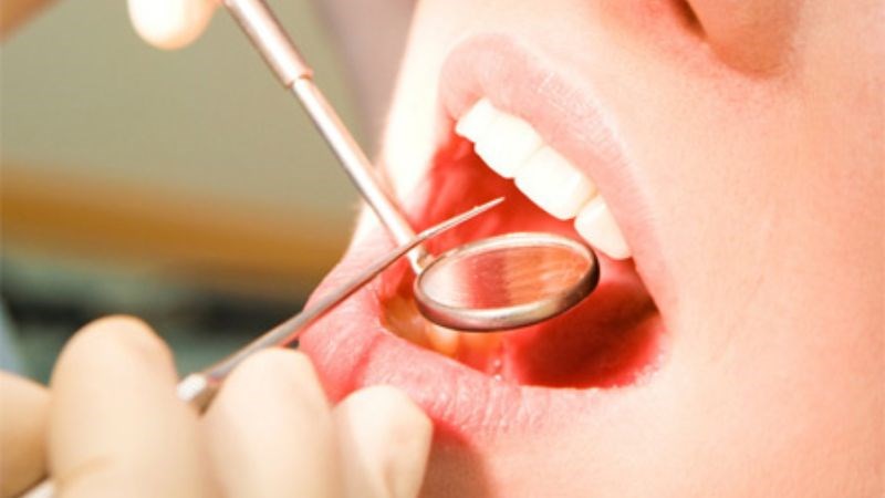 Nếu triệu chứng ê buốt răng kéo dài, trở nên nặng nề nên thăm bác sĩ