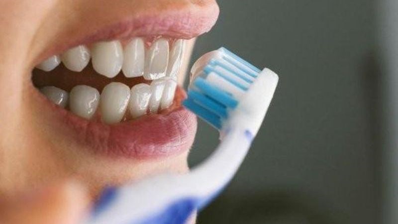 Đánh răng quá mạnh hoặc sai kỹ thuật làm nướu bị tổn thương