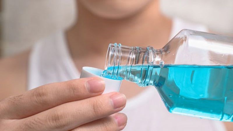 Việc sử dụng nước súc miệng chứa thành phần axit có thể làm mỏng lớp men