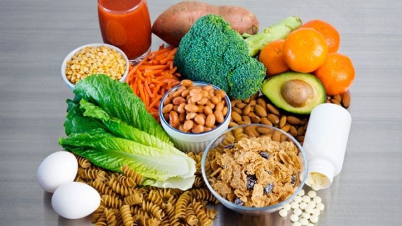 Thức ăn và đồ uống có chứa axit có thể ăn mòn men răng, tạo điều kiện cho ê buốt