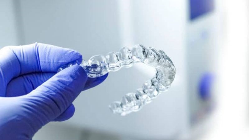Sử dụng dụng cụ bảo vệ hàm giúp bảo vệ răng khỏi việc tiếp xúc trực tiếp với các tác nhân gây ê buốt
