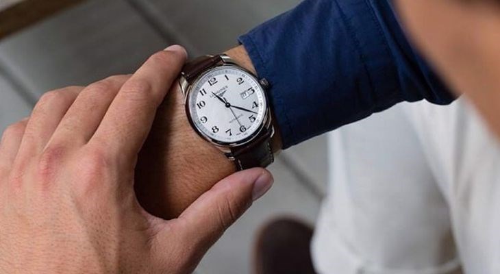 Đồng hồ đeo tay sẽ cần thay pin khi giờ hiển thị trên đồng hồ bị lệch so với thực tế