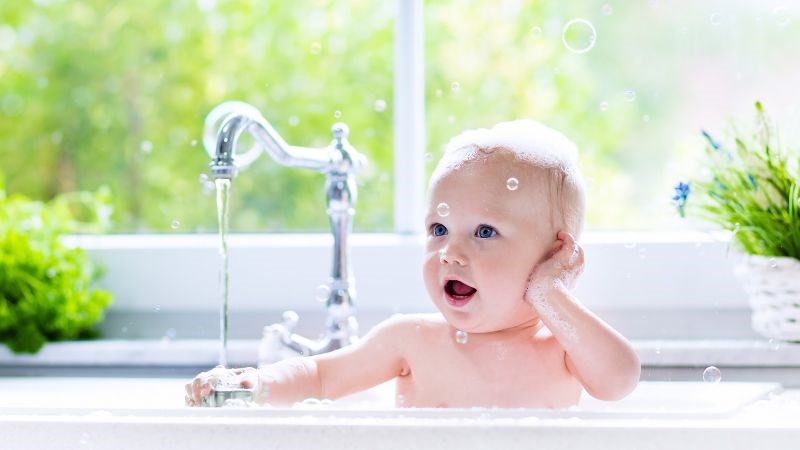 Hãy tắm rửa cho bé hàng ngày để tránh nhiễm bệnh chân tay miệng