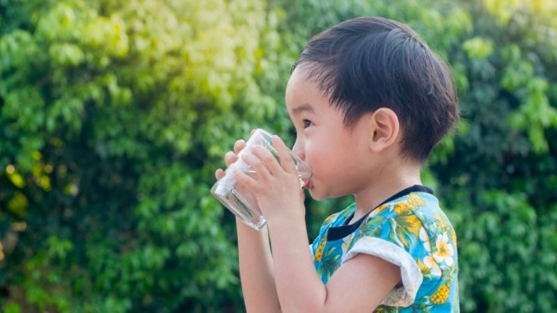 Khi bé có triệu chứng khát nước bất thường thì nên đi khám bác sĩ