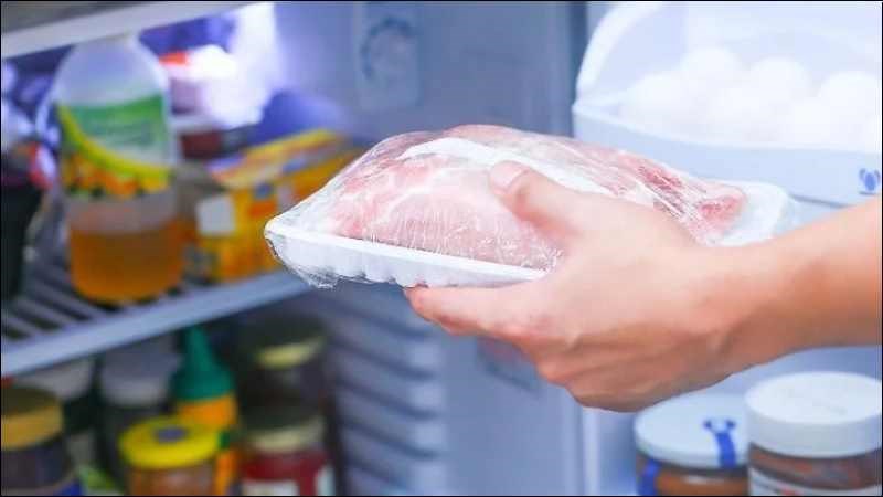 Bạn nên bảo quản cá được sơ chế kín trong tủ lạnh