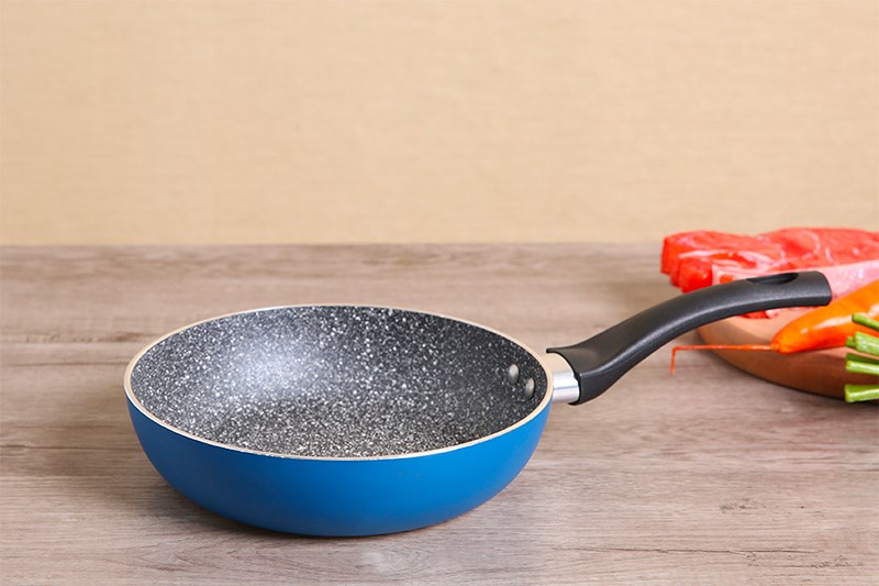 Chảo nhôm chống dính vân đá đáy từ 20 cm Elmich Y1 EL-3718 được trang bị lớp chống dính vân đá phủ sơn Whitford Xylan chịu mức nhiệt tối đa 380 °C