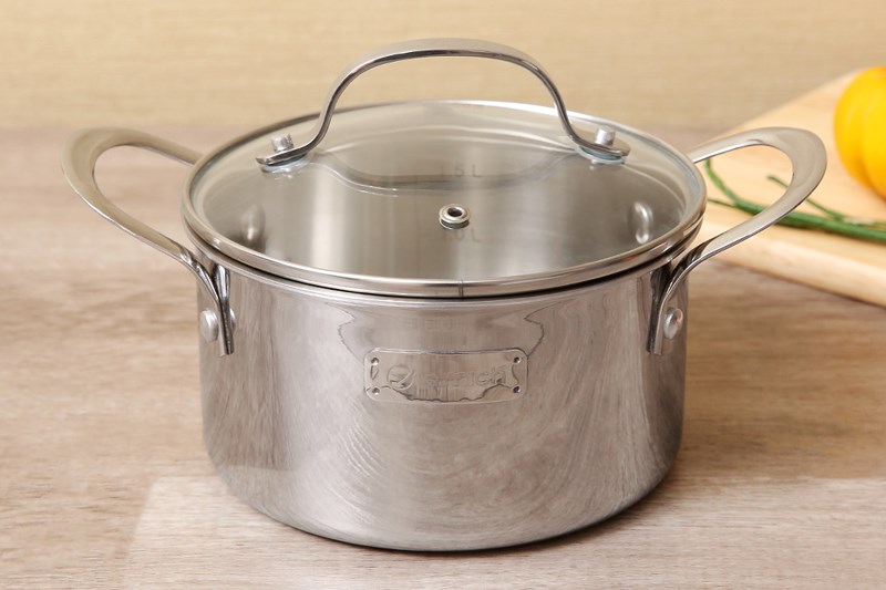 Nồi inox nắp kính 16 cm Elmich Tri-Max 2353731 có kiểu dáng đơn giản, được làm bằng chất liệu inox 304 cao cấp