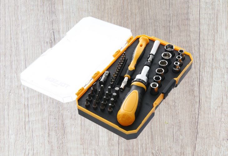 Bộ tua vít Tolsen 20041 là một trong những dụng cụ để đảm bảo việc thay pin diễn ra một cách suôn sẻ