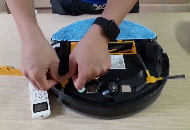 Lấy ra pin cũ giúp quá trình tháo lắp và thay pin mới dễ dàng hơn