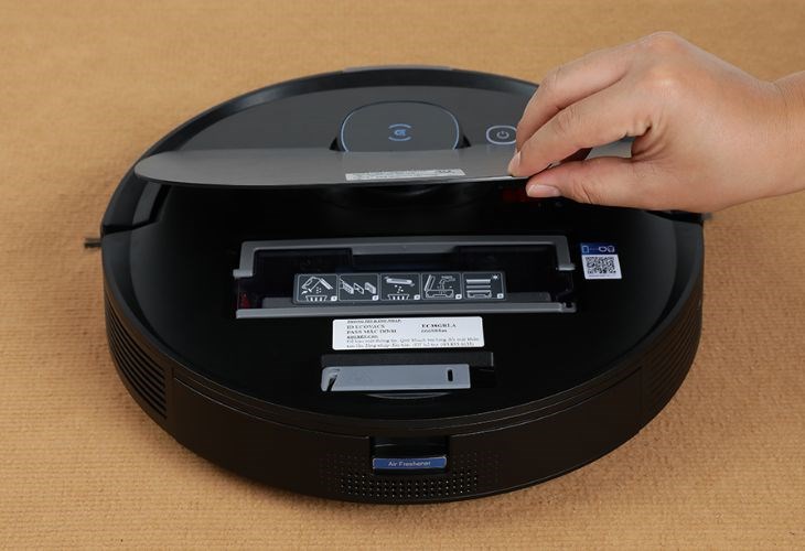 Khi thay pin, không nên dùng lực quá mức vì dễ gây hỏng hóc cho thiết bị