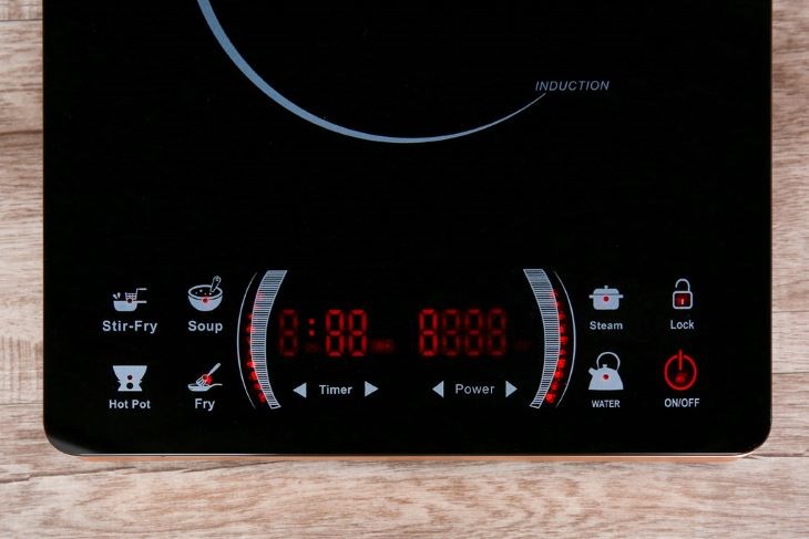 Bếp từ Iruka I-78 có bảng điều khiển cảm ứng kèm màn hình hiển thị rõ nét dễ tùy chỉnh 6 chế độ nấu tự động, hẹn giờ, chỉnh các mức công suất.