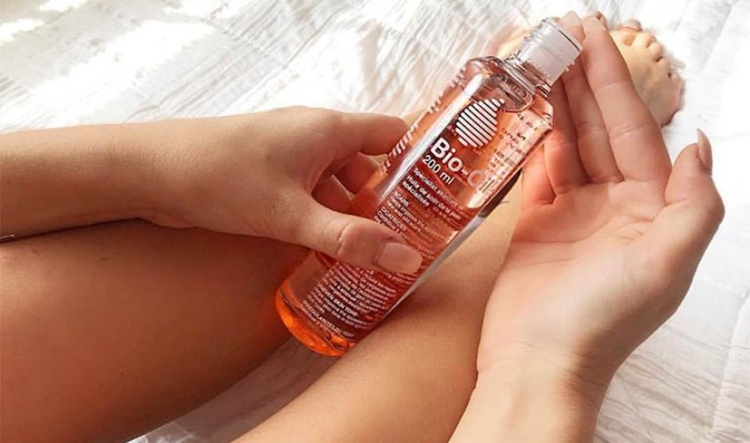 Tinh dầu Bio Oil có công dụng hỗ trợ làm sáng các vùng da không đều màu