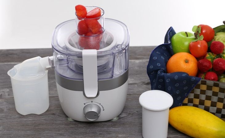 The fruit juicer Midea MJ-JE35 is equipped with a lock system to ensure safety for users