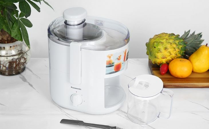 The Panasonic MJ-CS100WRA fruit juicer is made of good quality plastic to prevent rusting