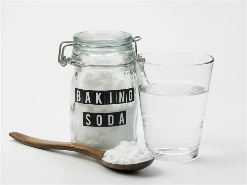 Baking soda là một trong những chất tẩy rửa giúp loại bỏ các vết ố cứng đầu