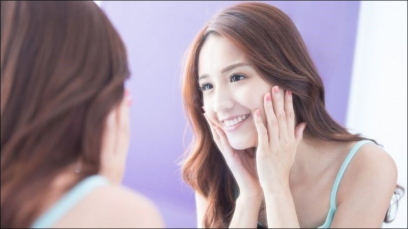 Bạn nên xịt khoáng trước khi thoa kem chống nắng hoặc trang điểm