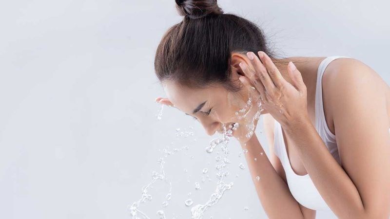 Xịt khoáng sau khi rửa mặt giúp cân bằng lại độ pH của da