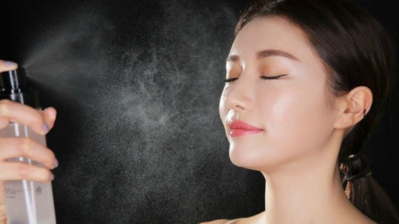 Xịt khoáng sau khi dùng nước hoa hồng sẽ giúp cung cấp độ ẩm cho da